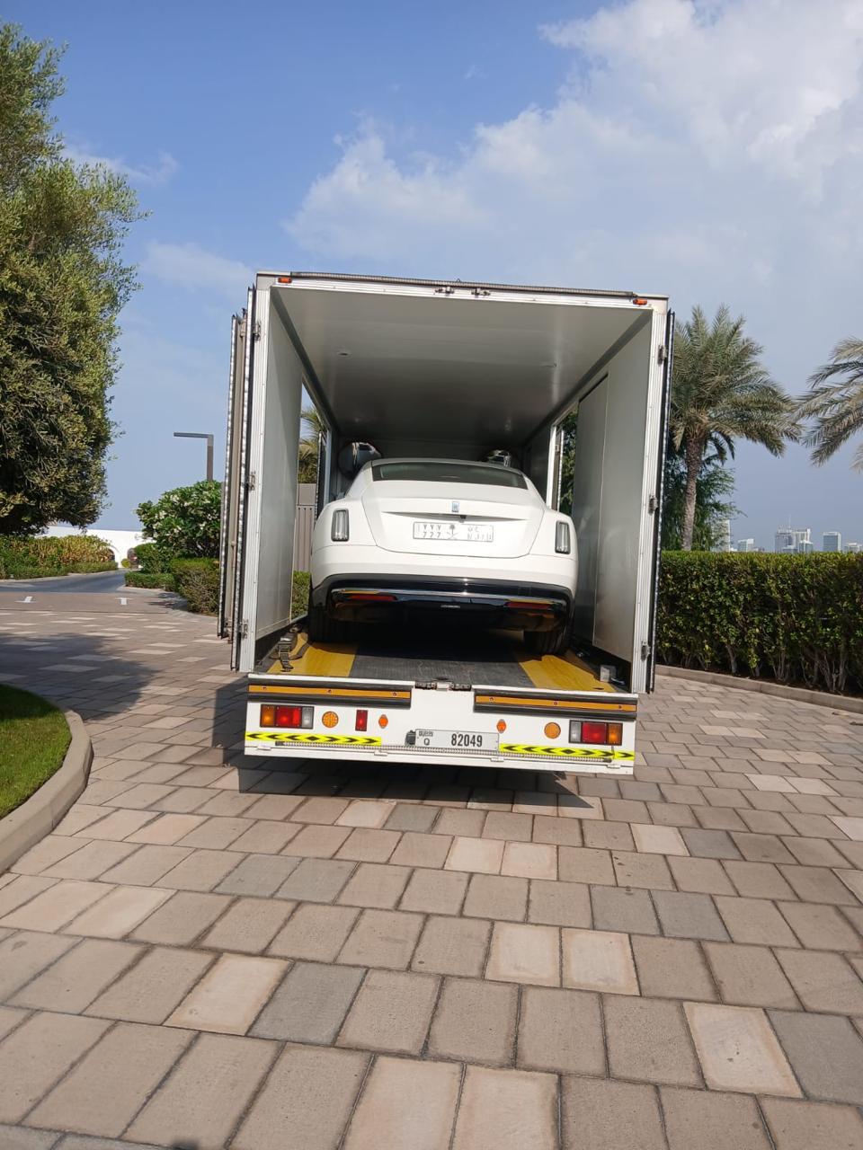 تحميل سيارة رولز رويس داخل ناقلة مغلقة